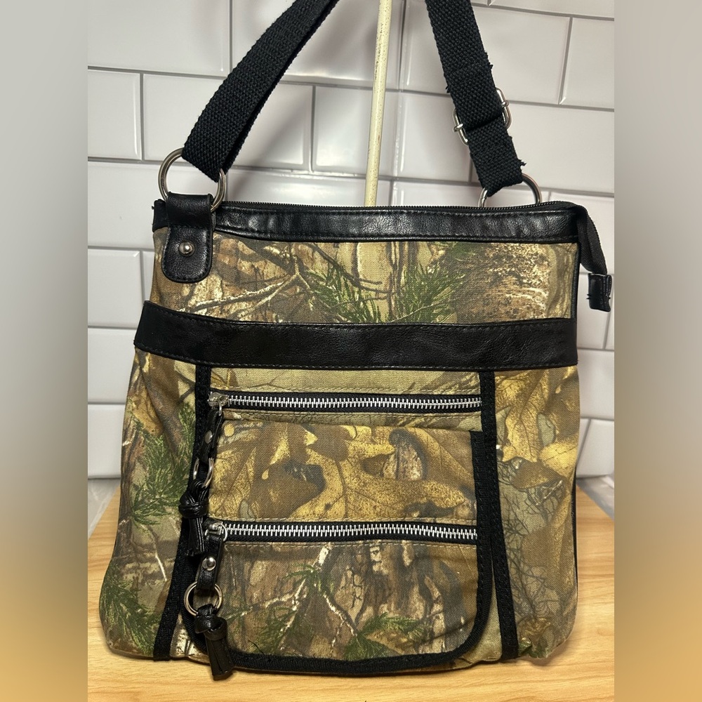 REALTREE Women’s Brown camo with black faux leather trim Crossbody 12x11